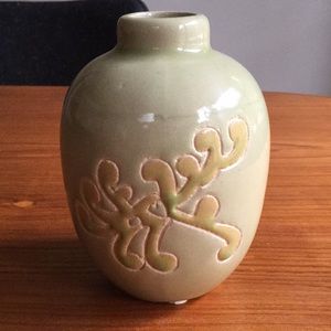 NWOT Chinoiserie chrysanthemum bud vase!